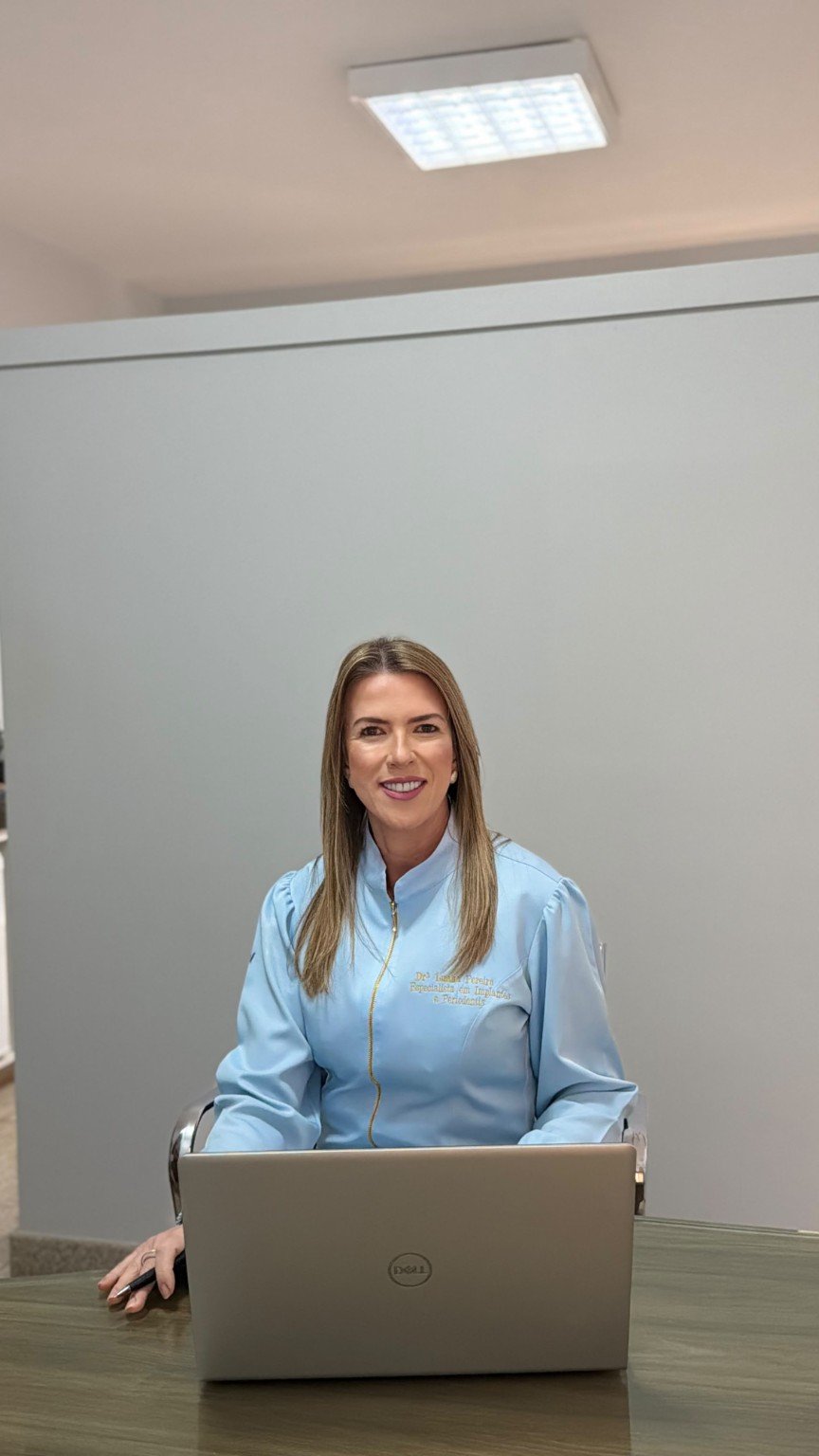Dra. Luana Pereira em atendimento na Clínica Saúde Oral