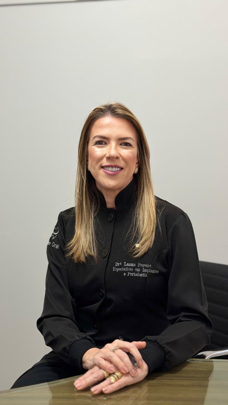 Dra. Luana Pereira, especialista em implantes e periodontia