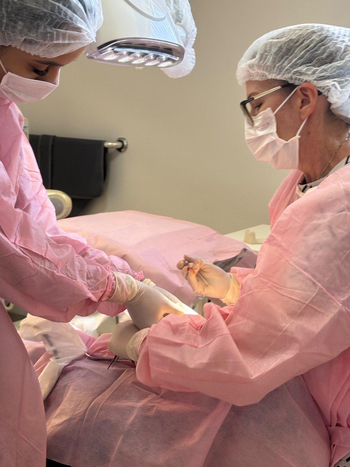 Equipe em procedimento odontológico